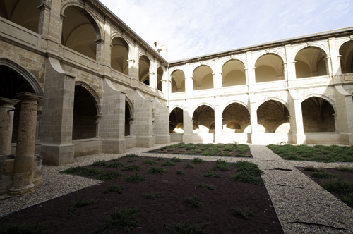 Voista general del patio interior del claustro de Fitero